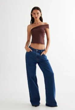 MAGIC OFF SHOULDER - CHOCOLATE -Tops To Bottoms Sales 27 03 23 LIONESS ReShoots Roberta RESHOOTS 276