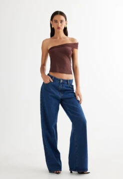 MAGIC OFF SHOULDER - CHOCOLATE -Tops To Bottoms Sales 27 03 23 LIONESS ReShoots Roberta RESHOOTS 333