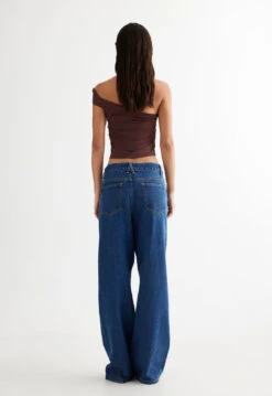 MAGIC OFF SHOULDER - CHOCOLATE -Tops To Bottoms Sales 27 03 23 LIONESS ReShoots Roberta RESHOOTS 346