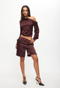 DAYDREAM OFF SHOULDER TOP - GARNET